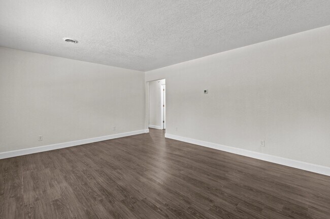 Building Photo - Cozy 2-Bedroom Duplex Apartment in Norfolk