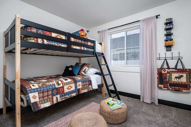 Building Photo - Centrally located fully furnished (Avail. Oct-May)