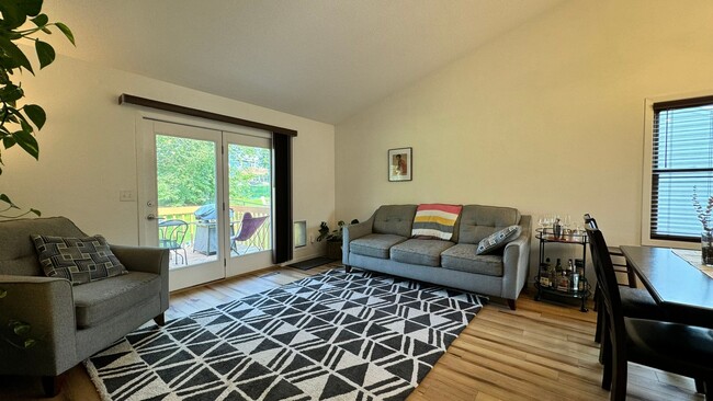 Building Photo - $1,800 | 3 Bedroom, 2 Bathroom Town Home |...