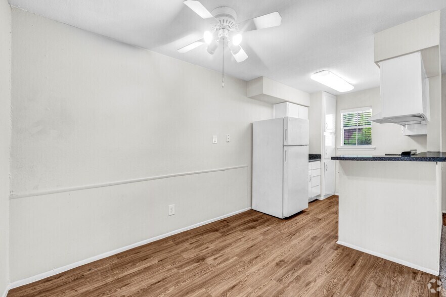 2BR, 1.5BA - 870SF - Kitchen/Dining Room - Deer Park Gardens