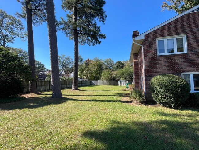 Building Photo - Split Level Home near Willow Lawn