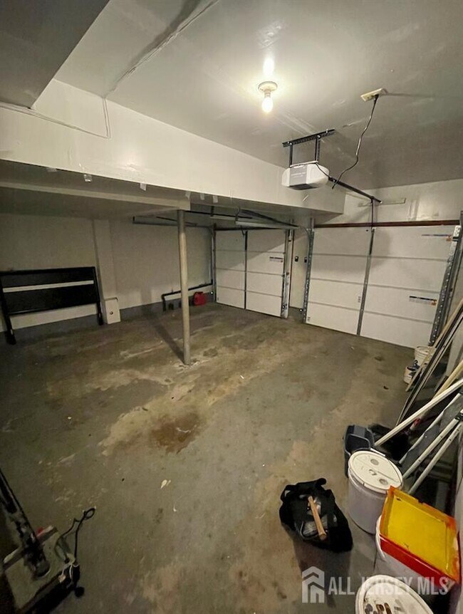 Building Photo - 410 Johnstone St