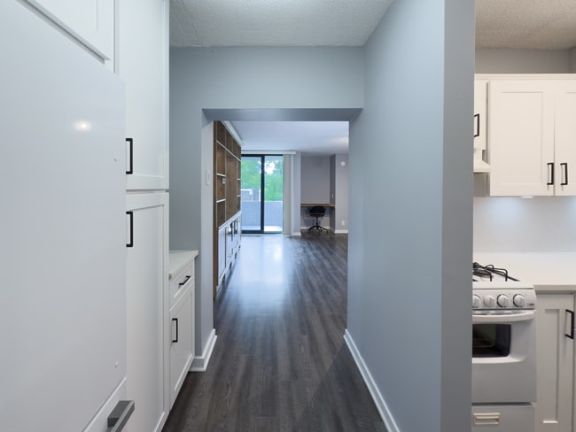 Building Photo - 1BR/1BA Condo with a Private balcony, Upda...