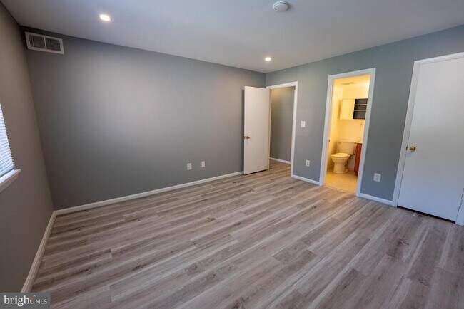 Building Photo - 1533 Colonial Dr