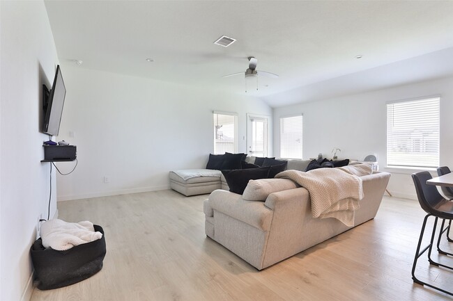 Building Photo - 31615 Chollerford Ct