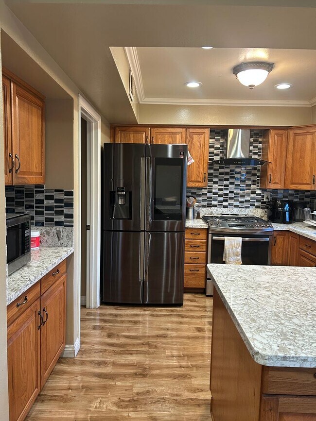 Building Photo - Spacious Home for Rent in Fountain Valley