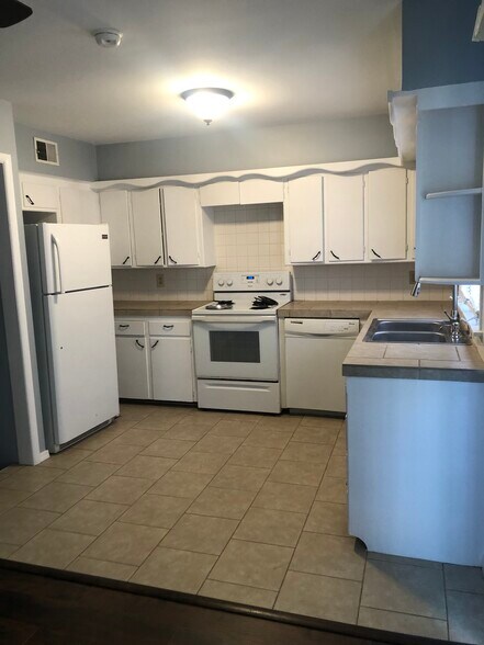 Building Photo - 2358 S Crestway St