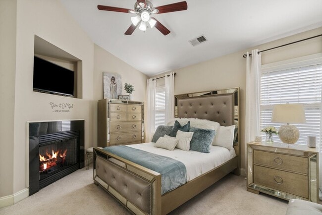 Building Photo - Woodbury Falls Luxury Townhome