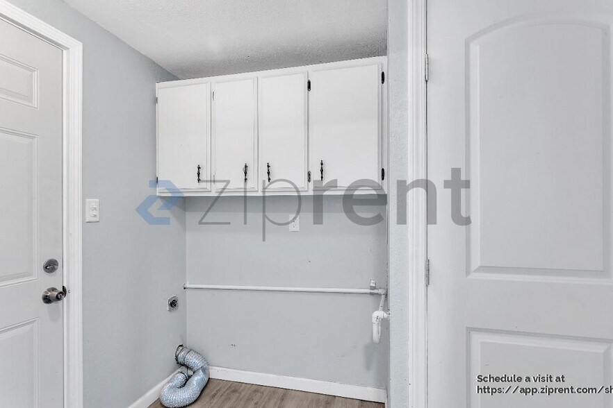 Building Photo - 1615 E 90th St S