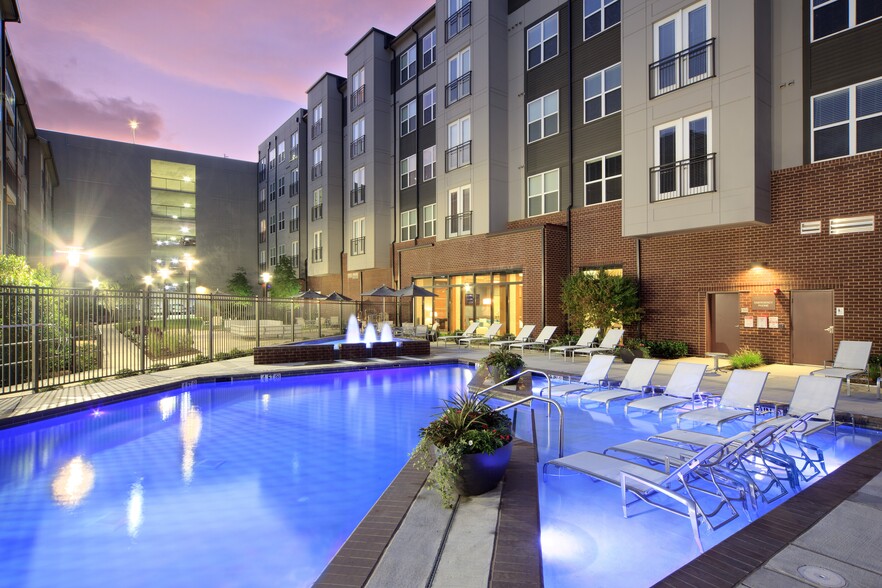 Resort Style Pool - ICON at Dulles