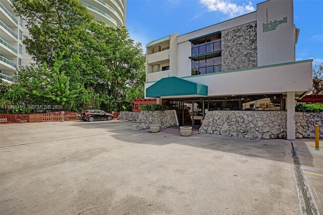 Building Photo - 2201 Brickell Ave