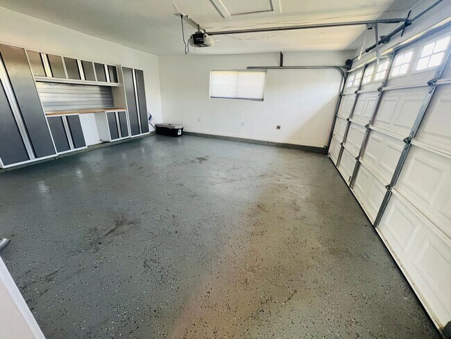 Building Photo - Spacious 3 Bedroom 2 Bath Home - Big Backyard – Simi Valley