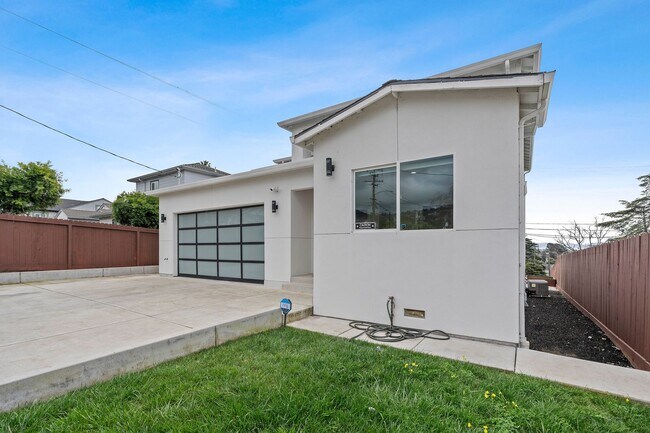 Building Photo - Stunning 4/3 in the Oakland Hills