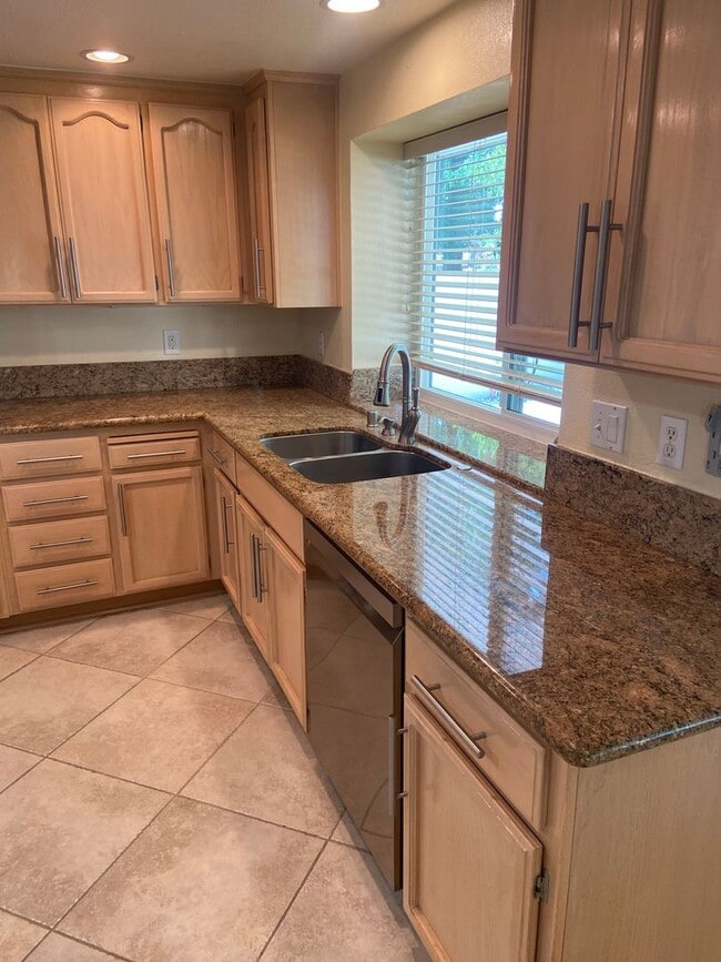 Building Photo - Pristine 4 Bedroom, 3 Bath in South Lexington