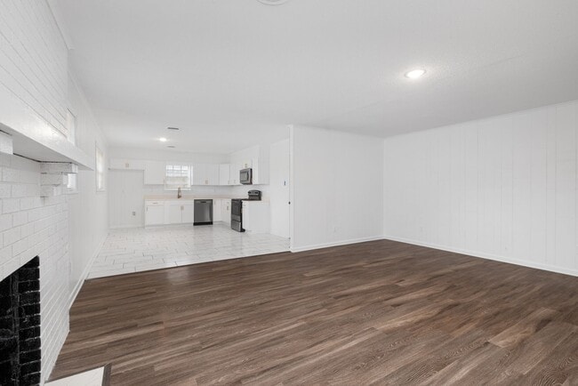 Building Photo - 5 bedroom 3 bath in Covington recently renovated just off the town square