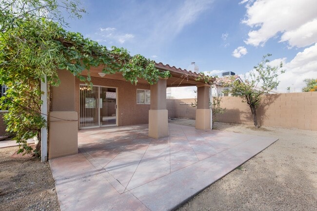 Building Photo - NW single story with four bedrooms and large backyard