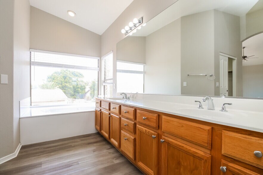 Building Photo - 1356 E Black Diamond Dr