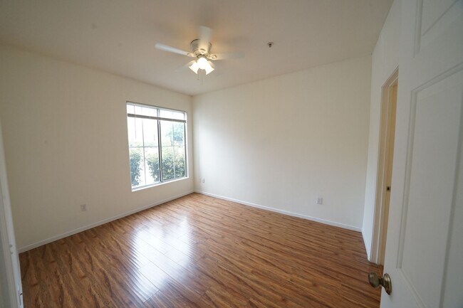 Building Photo - SHOWINGS AVAILABLE NOW