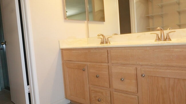 Building Photo - Beautiful 3 bedrooms corner unit condo located in Poway.