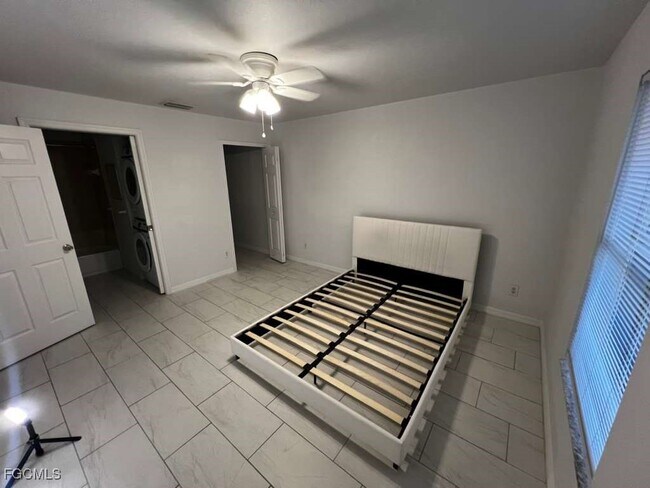 Building Photo - 2912 SE Santa Barbara Pl