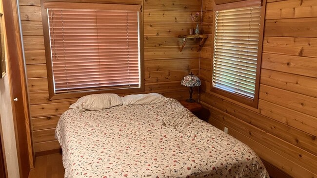 Building Photo - Furnished mountain cabin