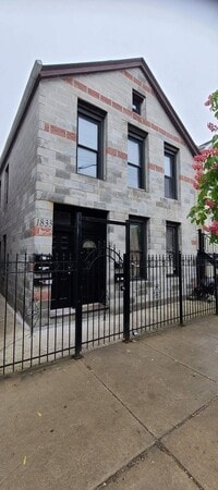 Building Photo - 1833 W 21st St