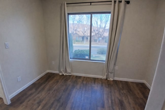 Building Photo - Pool, pickleball, views plus 3 bed 2 bath home.