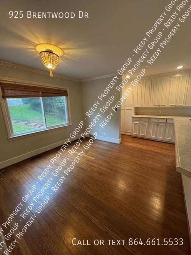 Building Photo - 925 Brentwood Dr