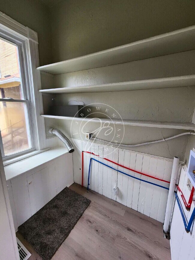 Building Photo - Spacious 2 bedroom main floor duplex! Tons of character! Convenient location!