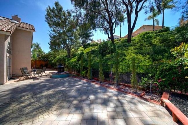 Building Photo - Beautiful 4Br/2.5Ba Home With Private Yard In Shadowridge!!