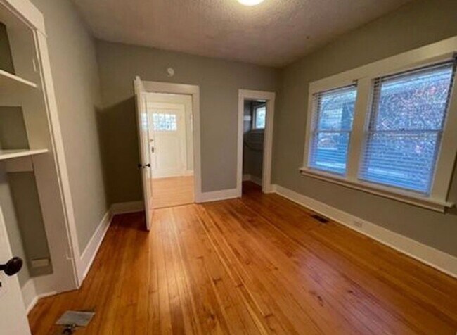 Building Photo - 2-Bedroom Home in the Hawthorne Area!