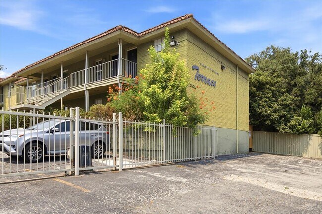 Building Photo - 2302 East Side Dr