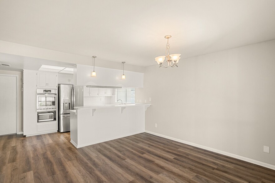 Building Photo - 205 E Old Mill Rd