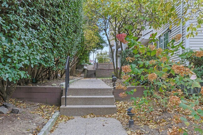 Building Photo - 5 Soundview St