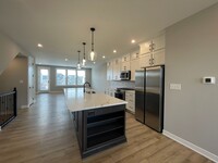 Building Photo - Perfect blend of comfort and convenience!