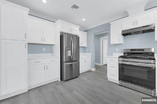 Building Photo - Renovated Modern 2 Bedroom -  No Fee