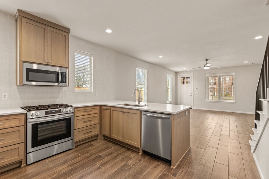 Building Photo - 319 W Commercial St