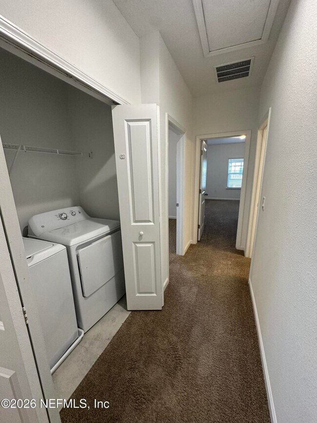 Building Photo - 136 Pinebury Ln