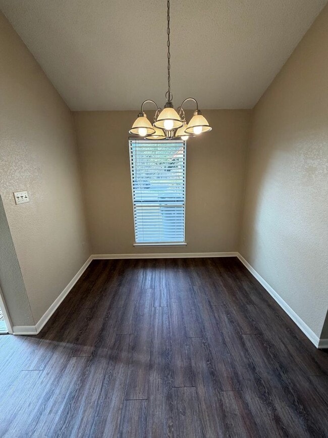 Building Photo - 2/2 with backyard (llarda)