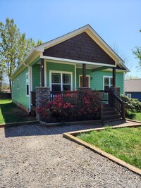 Building Photo - Renovated East Asheville Rental!