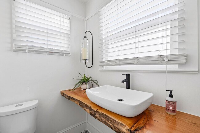 Building Photo - Spacious, historic 3-bdrm/1.5-bath home in...