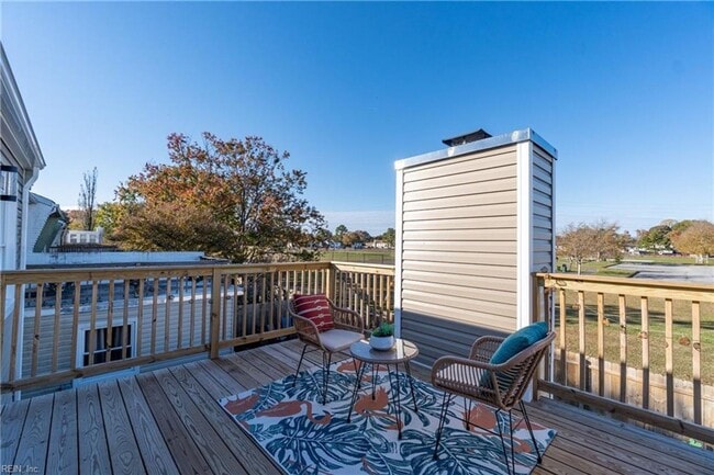 Building Photo - Spacious VB Townhouse!