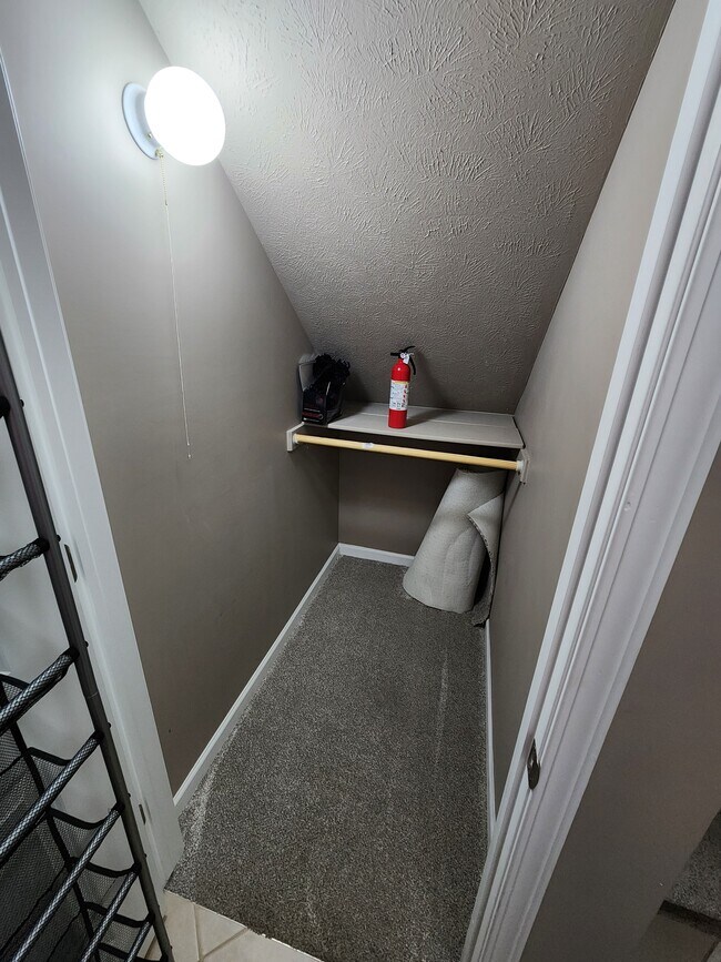 Building Photo - 5716 Hascall St