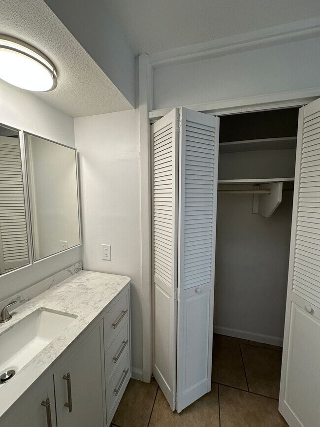 Building Photo - Condominium in Greenbrier! Near University of Memphis!