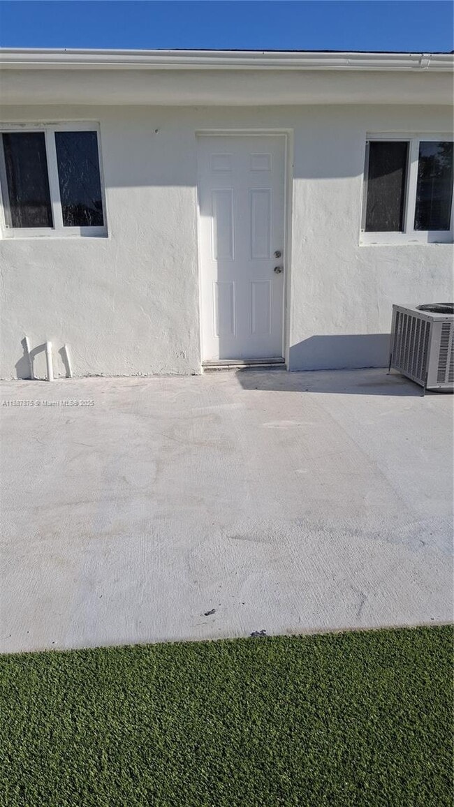 Building Photo - 598 E 41st St