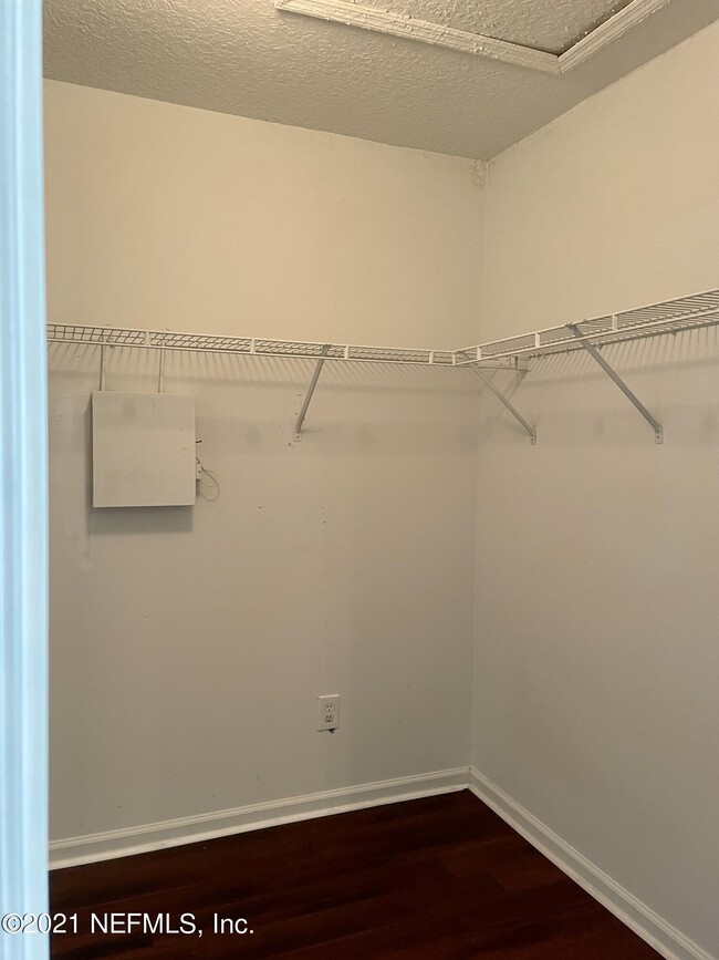 Building Photo - 400 Bayridge Ct