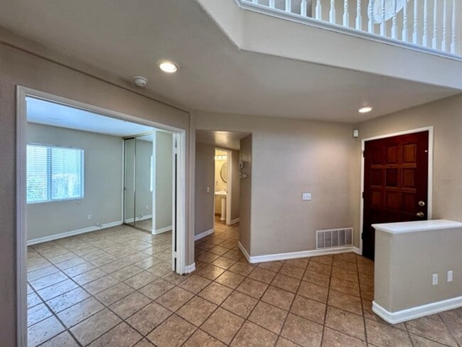 Building Photo - Spacious 4 Bedroom Home with Expansive Bac...