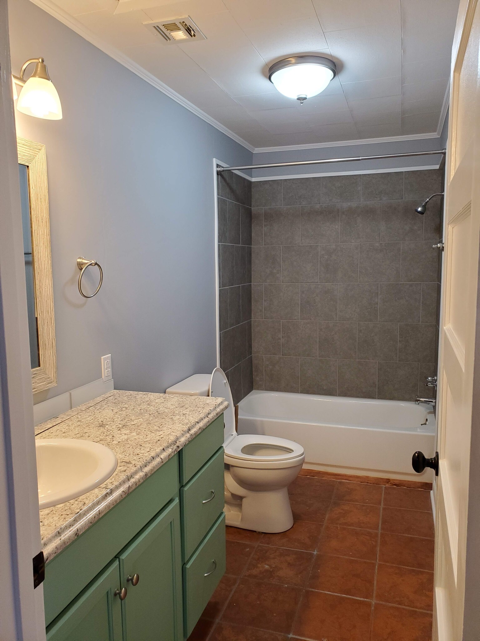Main Bathroom - 143 Dandurand Rd