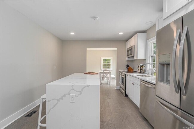 Building Photo - 970 Village Ln