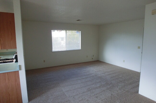 Building Photo - 2 BED 1 BATH DUPLEX